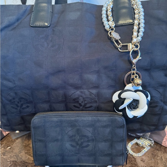 Chanel Travel Line Tote and matching long zippy wallet - Picture 2 of 16